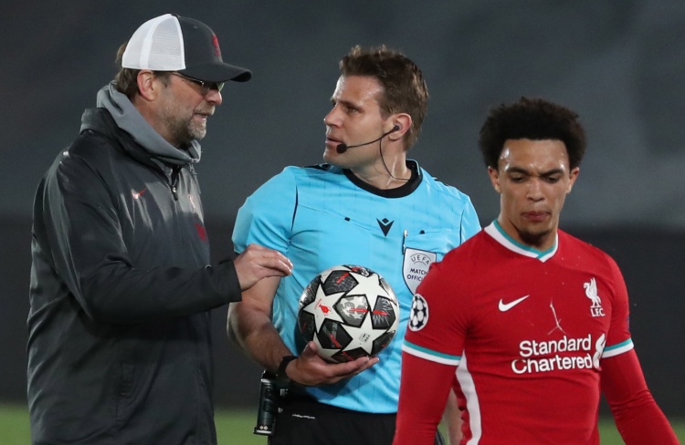 纽约大都会队在夺冠后的庆典中，数十万球迷涌向曼哈顿下城