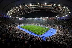 前锋远射破门，球迷现场尖叫